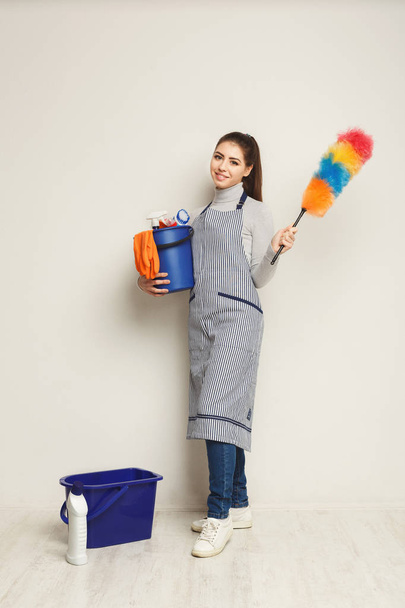 Impresa di pulizia donna che presenta una scheda vuota
 - Foto, immagini