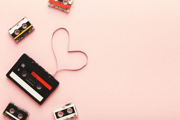 Винтажная кассета с магнитной лентой в форме сердца
 - Фото, изображение