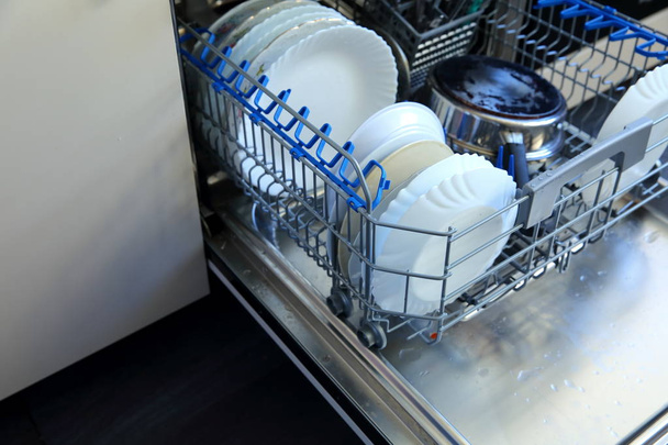 A dishwasher for dishes and cutlery saves time and money and dishwashing is now a pleasure and not an obligation. - Foto, afbeelding