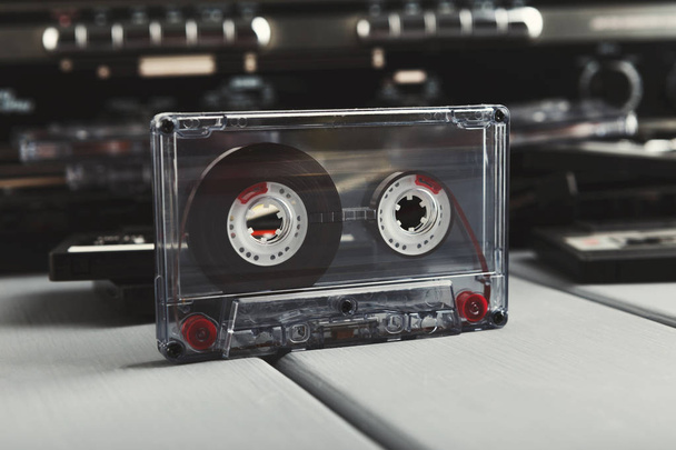 Vintage ses kasetleri ve gri arka plan, kayıt cihazı - Fotoğraf, Görsel