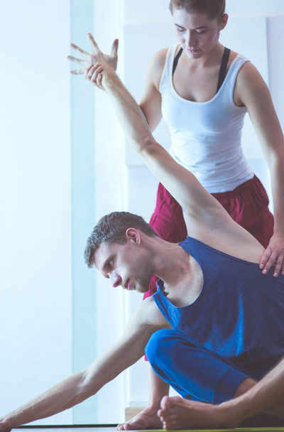 Beyaz arka plan üzerinde yoga konumda genç sağlıklı Çift - Fotoğraf, Görsel