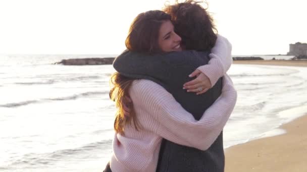 Cute para w miłości przytulanie i śmiech na plaży. - Materiał filmowy, wideo