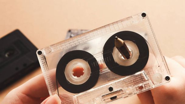 Vintage cassette en potlood op bruine achtergrond videoband terugspoelen - Foto, afbeelding