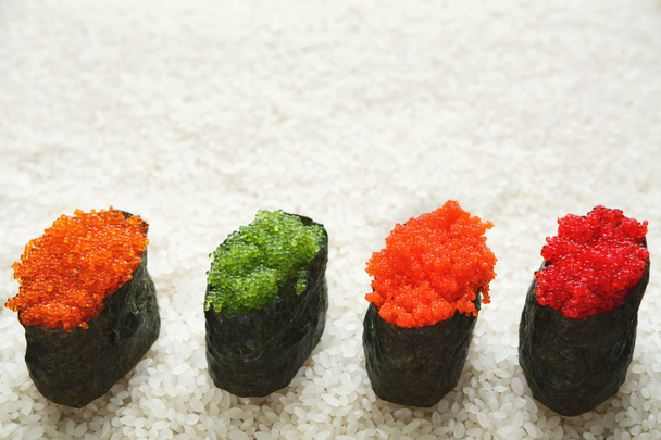 Primer plano de sushi gunkan sobre fondo de arroz blanco
 - Foto, imagen