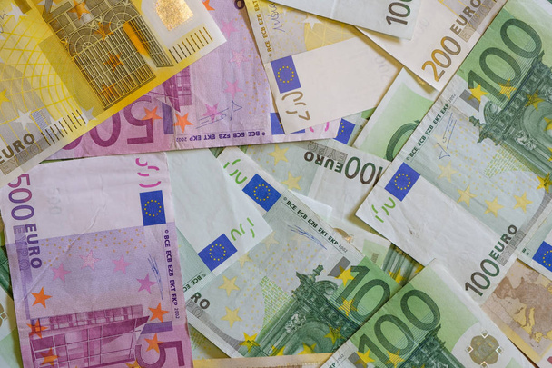 Billetes en euros de papel
 - Foto, imagen