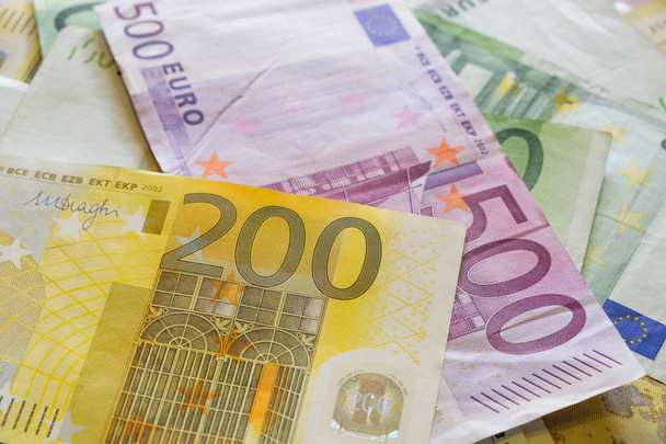 Банкноты евро на бумаге
 - Фото, изображение
