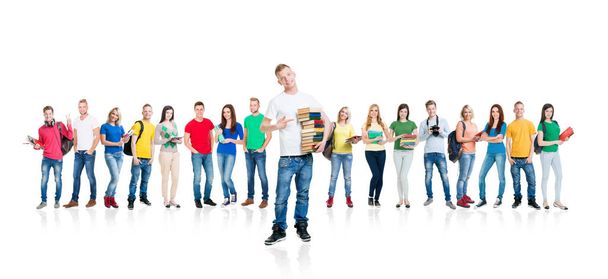 Suuri ryhmä teini-ikäisiä opiskelijoita eristyksissä valkoisella taustalla. Monet eri ihmiset seisovat yhdessä. Koulu, koulutus, korkeakoulu, yliopiston käsite
. - Valokuva, kuva