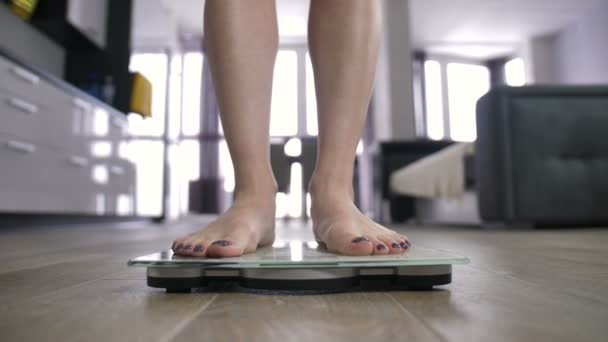 Απογοητευτικά αποτελέσματα του βάρους σε κλίμακα μπάνιο - Πλάνα, βίντεο