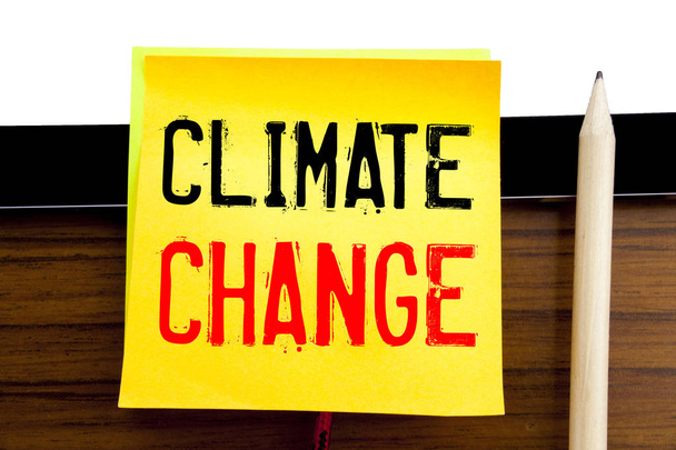 Hand schrijven tekst bijschrift inspiratie Climate Change. Businessconcept voor planeet opwarming geschreven op notitie papier op de houten en tablet achtergrond. - Foto, afbeelding