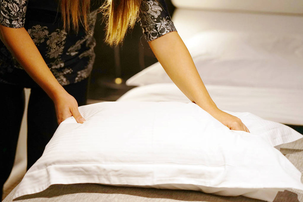 Pokojówka podejmowania łóżko. Tonowanie - Zdjęcie, obraz