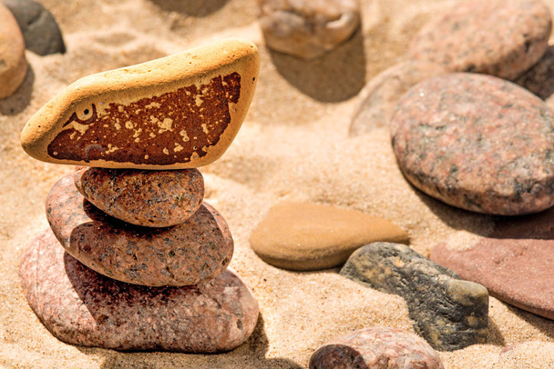 Zen kamienie w faliste, piasek, zbliżenie   - Zdjęcie, obraz