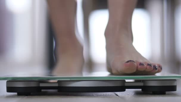 Skaluje womans stojący stopy na masę ciała - Materiał filmowy, wideo