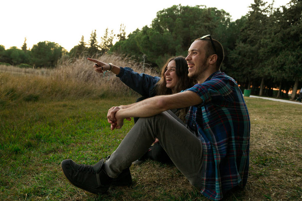 zwei freunde amüsieren sich inmitten eines parks in seville, spanien. vor einem See im Februar 2018. - Foto, Bild