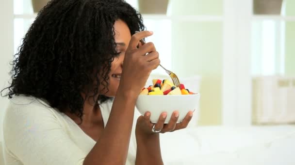Красивая этническая девушка ест свежий фруктовый салат
 - Кадры, видео