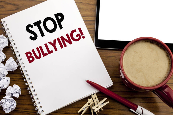 Pisanie tekstu podpisu inspiracji Wyświetlono Stop Bullying pojęciowy ręcznie. Koncepcja biznesowa dla zapobiegania Problem Bully napisany na papierze Uwaga Notatnik na stół z drewna z kawą w biurze - Zdjęcie, obraz