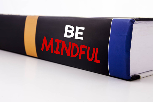 Концептуальное рукописное написание текста вдохновение отображает Be Mindful. Бизнес-концепция памятования "Здоровый дух" написана на белом фоне книги
. - Фото, изображение