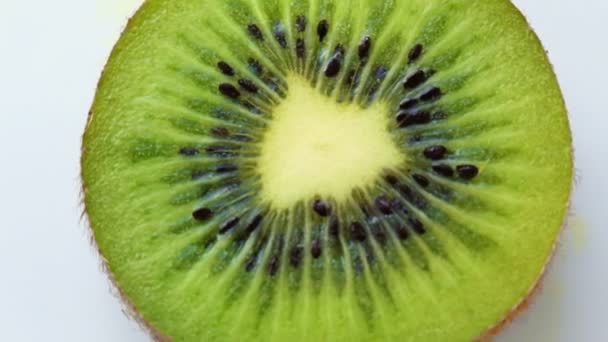 Στροφή φέτα φρέσκο πράσινο ακτινίδιο - Πλάνα, βίντεο