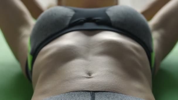Close-up mulher fazendo crunches no tapete de exercício
 - Filmagem, Vídeo