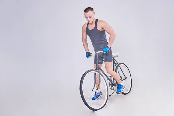 Hezký sportovní muž sedí na kole - Fotografie, Obrázek