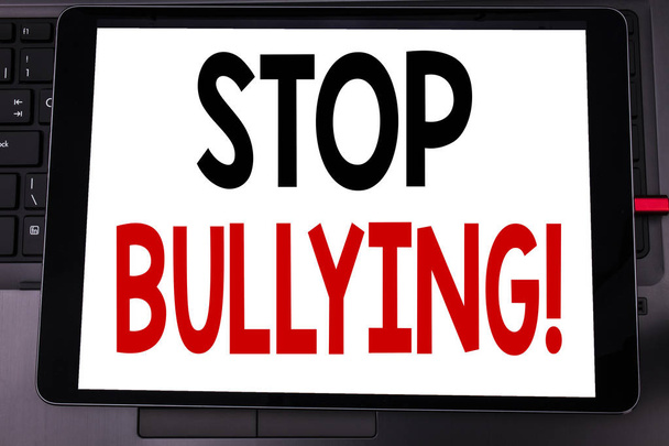 Pisanie tekstu podpisu inspiracji Wyświetlono Stop Bullying pojęciowy ręcznie. Koncepcja biznesowa dla zapobiegania Problem Bully napisane na Tabliczka laptop na tle czarne klawiatury. - Zdjęcie, obraz