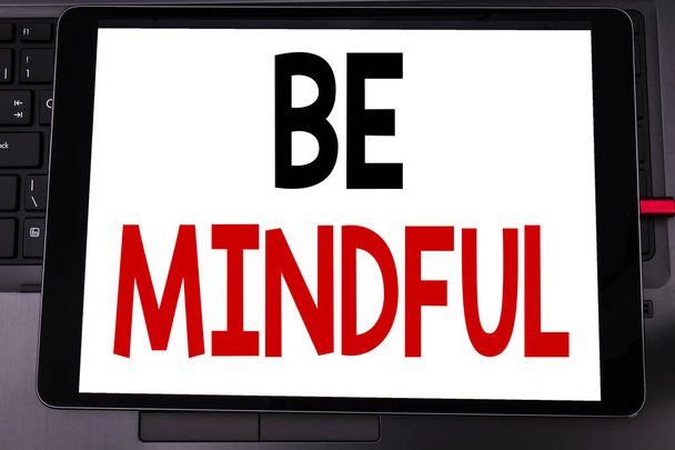 Концептуальное рукописное написание текста вдохновение отображает Be Mindful. Бизнес-концепция для Mindfulness Healthy Spirit написана на планшетном ноутбуке на черном фоне клавиатуры
. - Фото, изображение