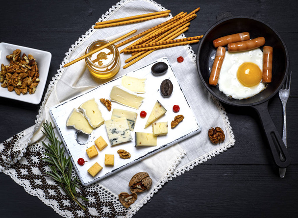 Brie peyniri, rokfor peyniri, kaşar peyniri - Fotoğraf, Görsel