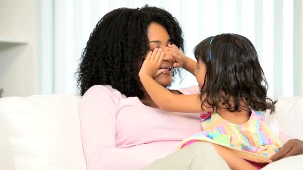 Gelukkig Afro-Amerikaanse moeder jonge kind - Video