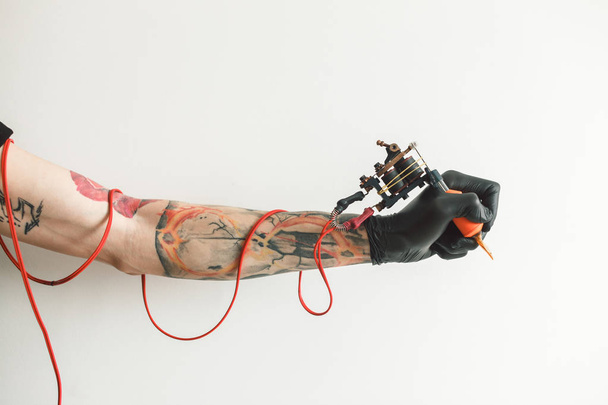 hand tattoo artist with the tattoo machine - Фото, изображение