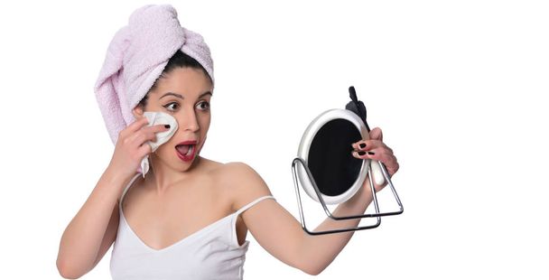 jeune belle femme nettoie son visage avec des lingettes humides. isolé sur fond blanc
 - Photo, image