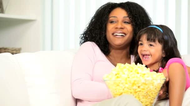 Mutter Säugling Tochter genießen TV-Popcorn - Filmmaterial, Video