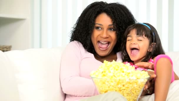 słodkie dziecko mama popcorn oglądania tv - Materiał filmowy, wideo