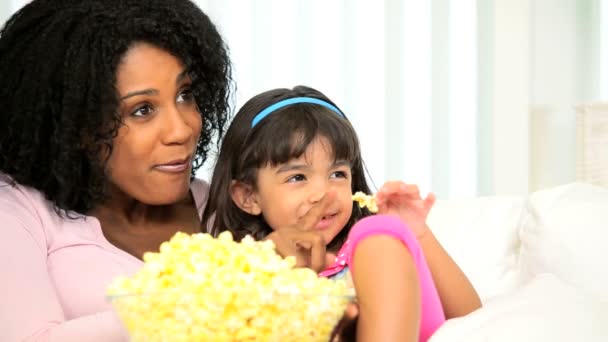 jonge etnische moeder dochter eten popcorn - Video