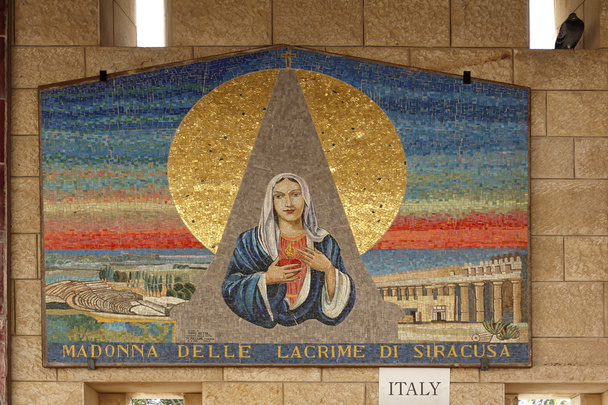 受胎告知、ナザレ、イスラエル共和国の教会の壁にマドンナのモザイク - 写真・画像