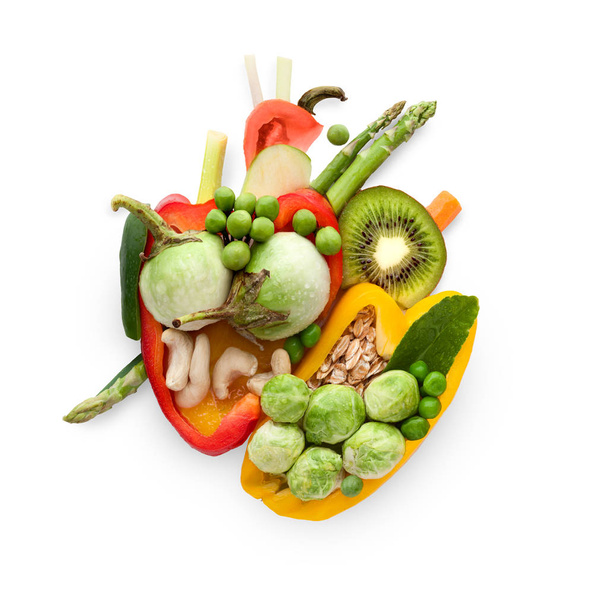 Здорове людське серце з фруктів та овочів як харчова концепція розумного харчування
. - Фото, зображення