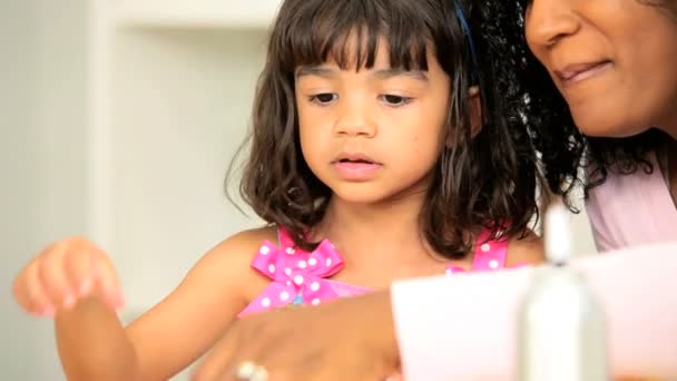 Mutter Säugling Tochter spielen Kuchen Dekoration - Filmmaterial, Video