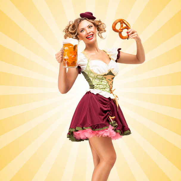 Bela garçonete sexy Oktoberfest vestindo um vestido tradicional bávaro dirndl segurando um pretzel e caneca de cerveja, e rindo alegremente em fundo colorido estilo cartoon abstrato
. - Foto, Imagem