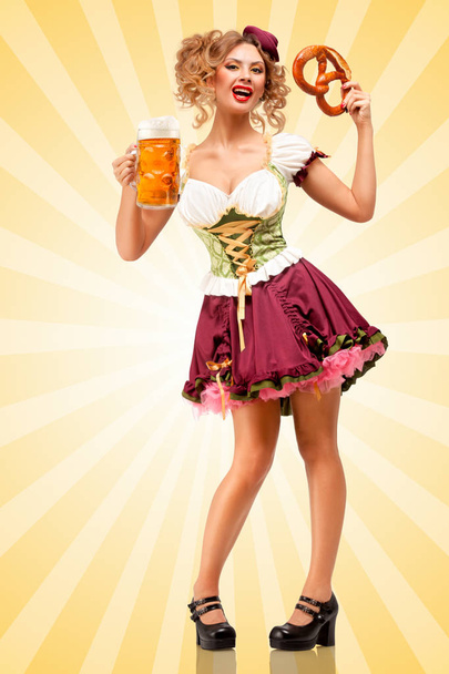 Hermosa camarera sexy Oktoberfest con un vestido tradicional bávaro dirndl sosteniendo una taza de pretzel y cerveza, y sonriendo felizmente en colorido fondo abstracto estilo de dibujos animados
. - Foto, imagen