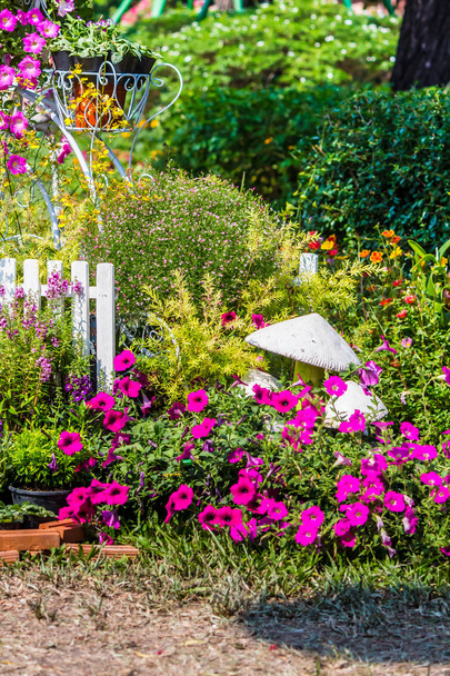 gemütlicher Hausblumengarten im Sommer - Foto, Bild