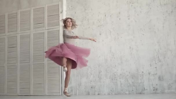 bailarina está girando en su dedo del pie en un vestido rosa. joven chica baila ballet clásico
. - Metraje, vídeo