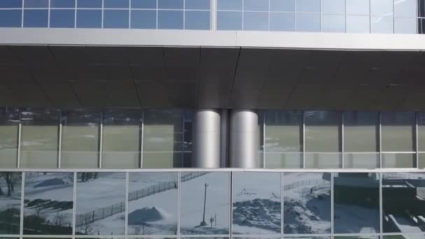 μπλε γυάλινο τοίχο ουρανοξύστη με αντανάκλαση του ήλιου. Μοντέρνα αρχιτεκτονική με ήλιο ray από δεξιά γωνία. Αντανάκλαση του φωτός του ήλιου στο γυάλινο κτίριο. Φωτογραφία διάβαση πεζών πάνω από τον αυτοκινητόδρομο - Πλάνα, βίντεο