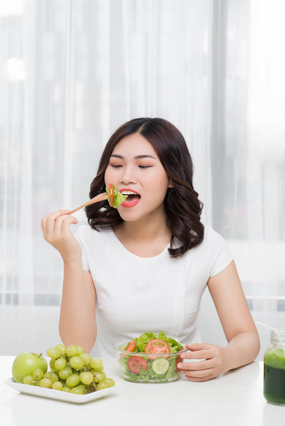 junge Frau beim Salatessen. Gewichtsverlust-Konzept - Foto, Bild