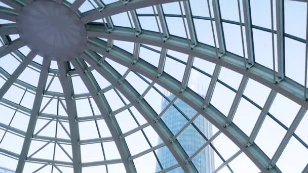 Glaskuppel eines modernen Gebäudes. Blick aus dem Inneren des Raumes. Leichtbau aus transparentem Dach aus runden Stahlrohren. architektonischen Hintergrund. Glaskuppel von innen am Wolkenkratzer - Filmmaterial, Video