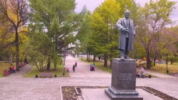 Emlékmű a Lenin-parkban. Vlagyimir Iljics Uljanov, Lenin - Felvétel, videó