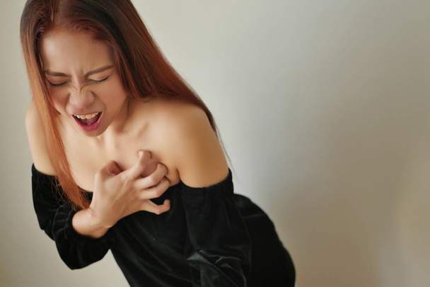 жінка, яка страждає від гострого серцевого нападу
 - Фото, зображення