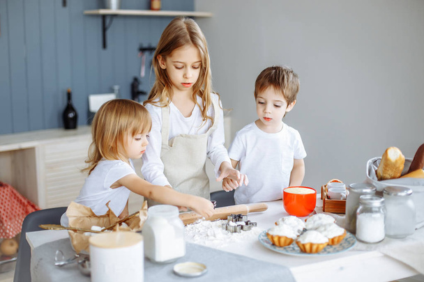 Дети делают печенье на кухне
. - Фото, изображение