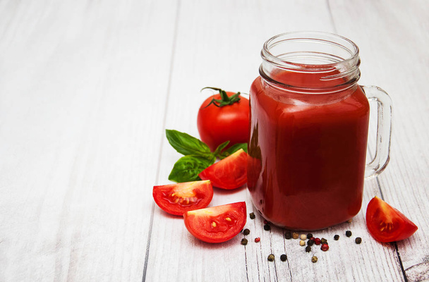 Frascos con jugo de tomate
 - Foto, Imagen