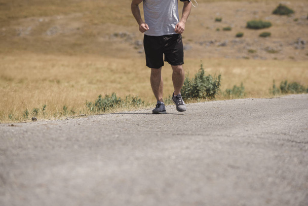 Чоловік біжить під сонцем - концепція здорового способу життя
 - Фото, зображення