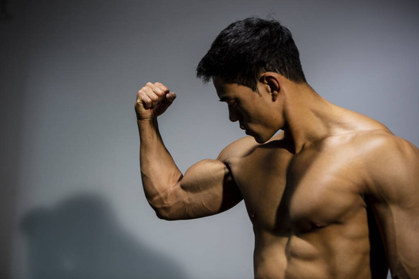 Fitness Model wyginanie mięśnia bicepsa - Zdjęcie, obraz
