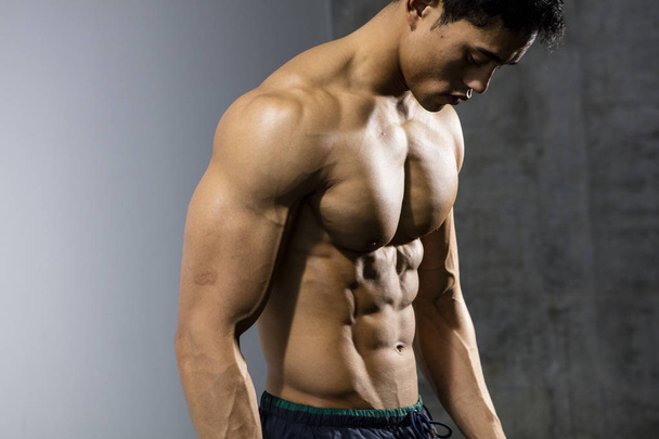 Fitness Model Torso With Pectoral Muscles Flexed - Foto, immagini