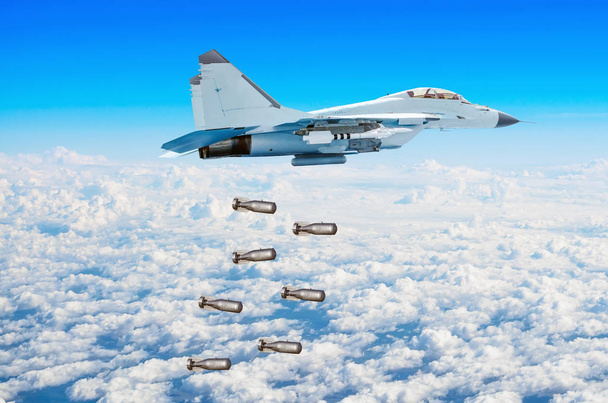 Військові винищувачі скидають бомби з великої висоти. Бомбардування військової операції
. - Фото, зображення
